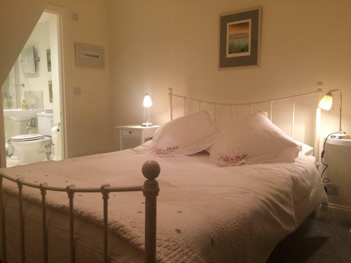 Bed and Breakfast Old Station Gardens, Sw London Теддингтон Экстерьер фото
