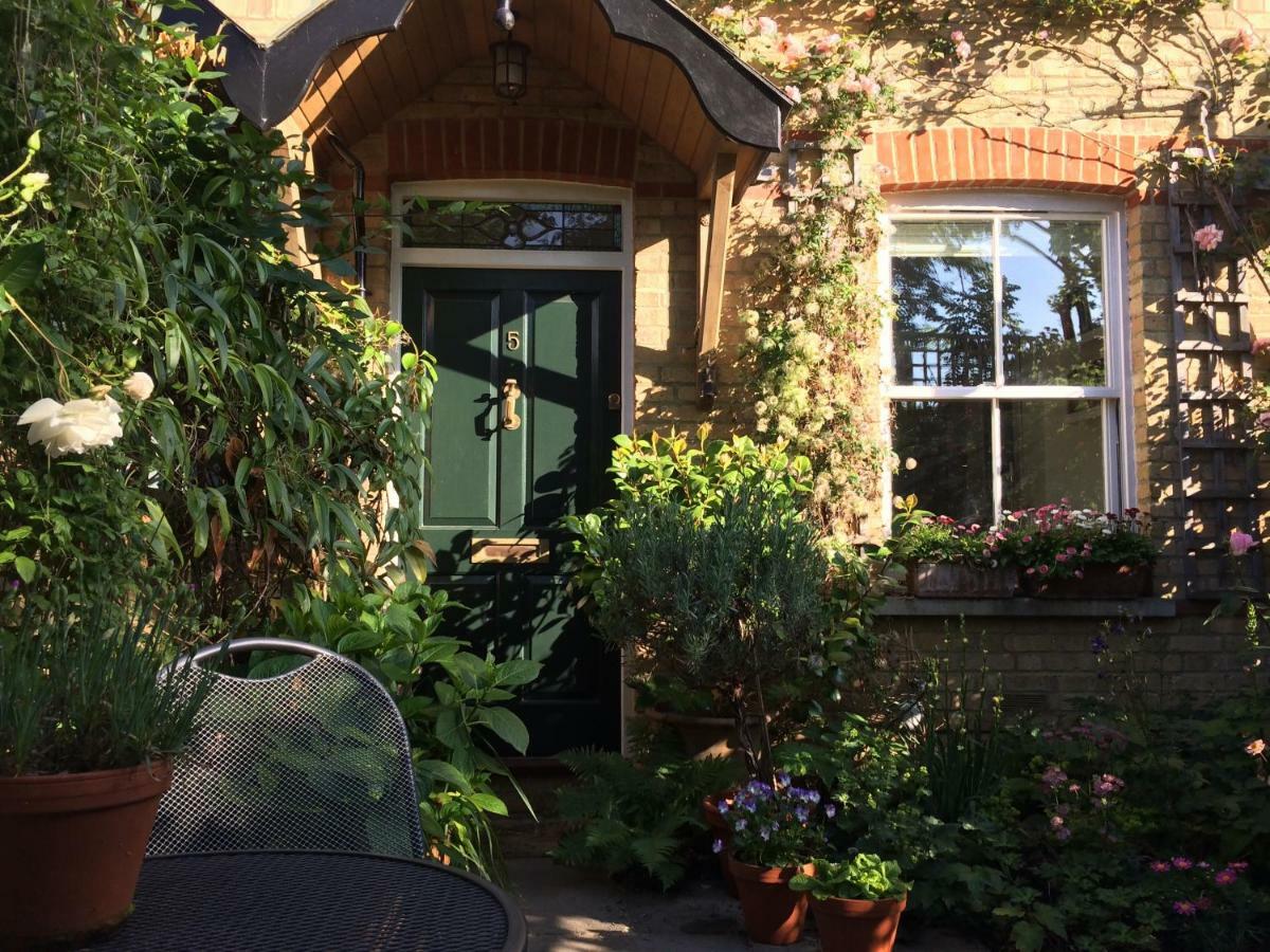 Bed and Breakfast Old Station Gardens, Sw London Теддингтон Экстерьер фото